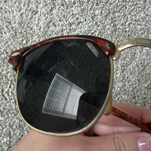 🕶️Women’s one size, cat eye sunglasses brown w/gold trim, preowned. - Picture 2 of 8